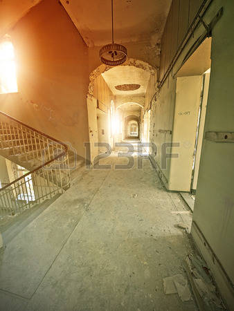 31670526-hallway-in-an-abandoned-hospital-in-the-evening-sun.jpg